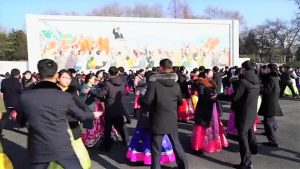 NordCorea, la danza di massa per il compleanno del defunto leader