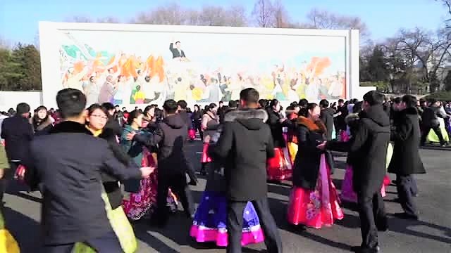 NordCorea, la danza di massa per il compleanno del defunto leader