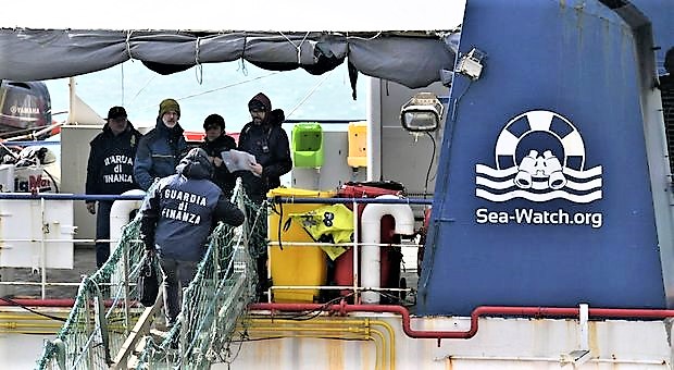 Sea Watch bloccata a Catania: uno yacht non può recuperare migranti. Ong attacca: “Pressione politica per fermare soccorsi”