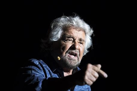 Gruppo no-vax contesta Beppe Grillo. Il comico come “Pilato”: “Non sono più il capo politico”