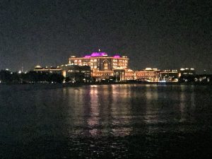 illuminazione da Mille e Una Notte sui palazzi di Sharja