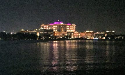 Emirati Arabi, illuminazione da Mille e Una Notte sui palazzi di Sharja