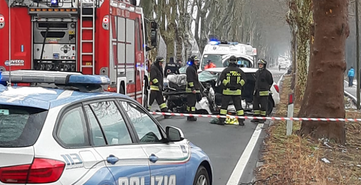 Auto si schianta contro un albero, muore 68enne