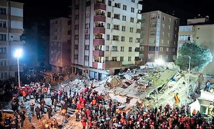Palazzo di otto piani crollato, 14 morti