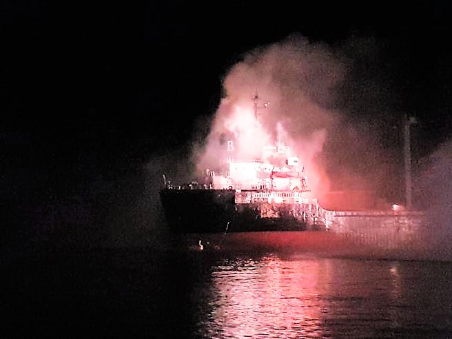 Fiamme su nave mercantile a Chioggia