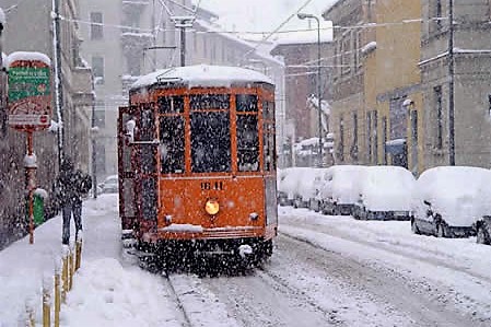La neve imbianca Milano, allerta arancione in Liguria e Piemonte