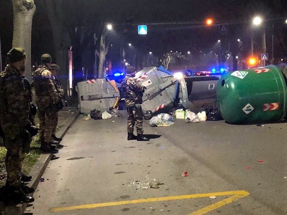 Rivolta in strada a Ferrara, migranti contro forze dell’ordine