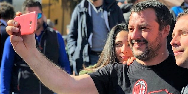 Nuovo trend sui social: selfie di contestazione a Salvini