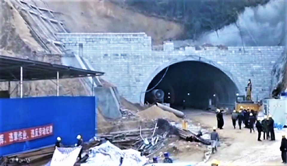 Crolla tunnel ferroviario, operaio sotto macerie