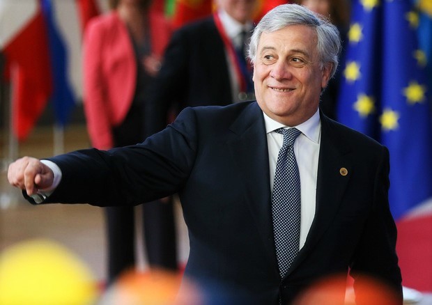 Tensione all’Europarlamento, Tajani si scusa su Mussolini