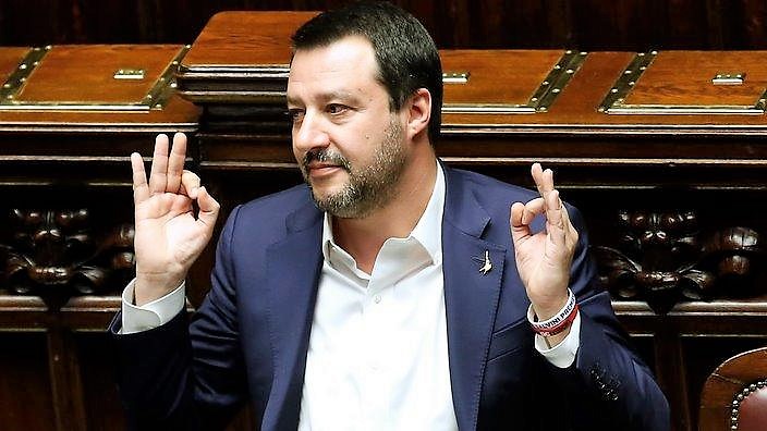 Salvini non sarà processato, passa la linea del governo. Il ministro: “Abbiamo salvato migliaia di vite”
