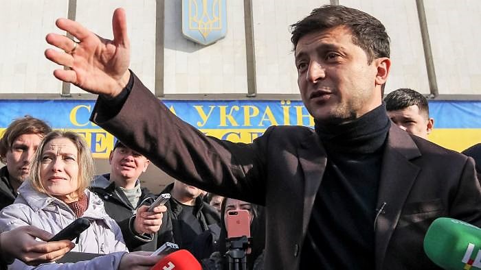 Ucraina, primo turno a Zelensky. Il comico sfiderà l’uscente al ballottaggio. Ma la Tymoshenko contesta risultati