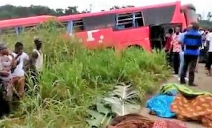 Scontro frontale tra due autobus, almeno 60 morti