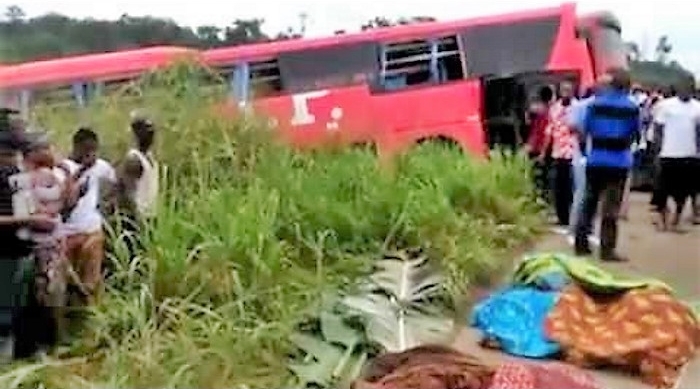 Scontro frontale tra due autobus, almeno 60 morti