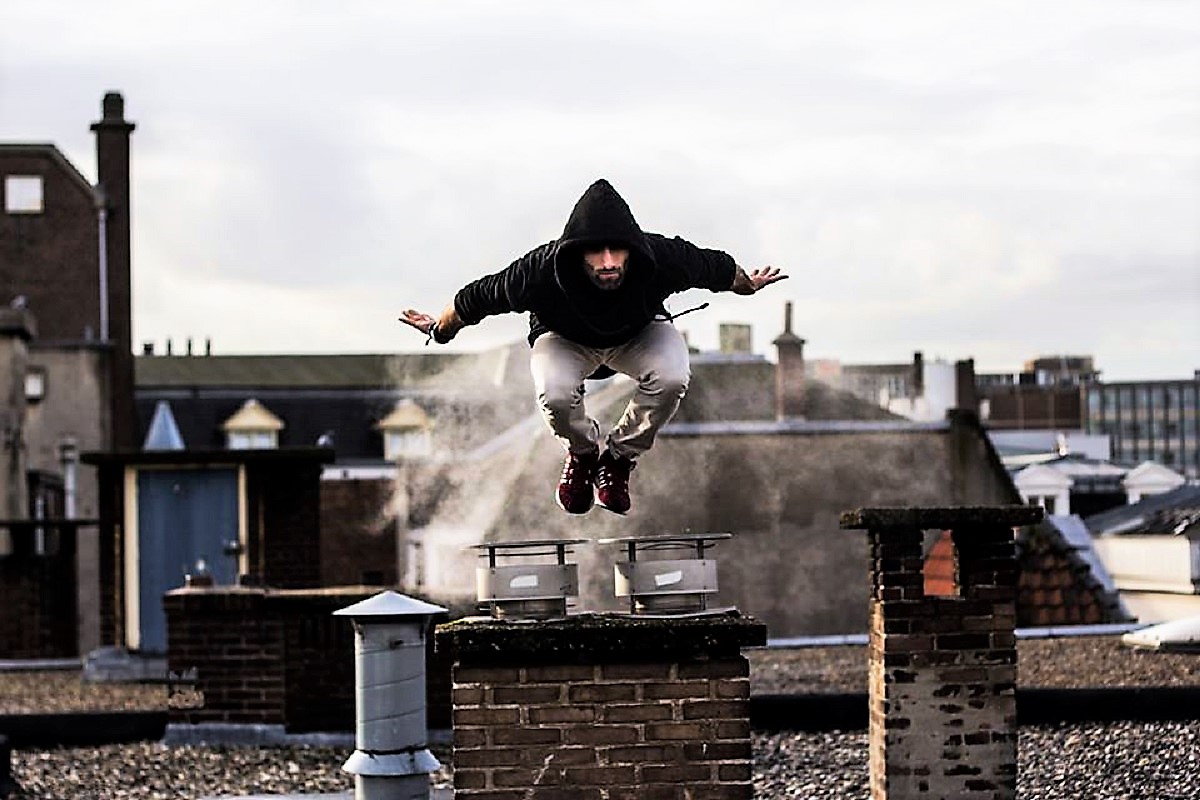 Cede il tetto mentre fa ‘parkour’, gravissimo 16enne