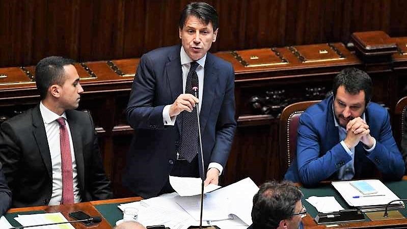 La Lega insiste su flat tax, M5s si accoda. Conte ancora tiene, lunedì parlo a italiani