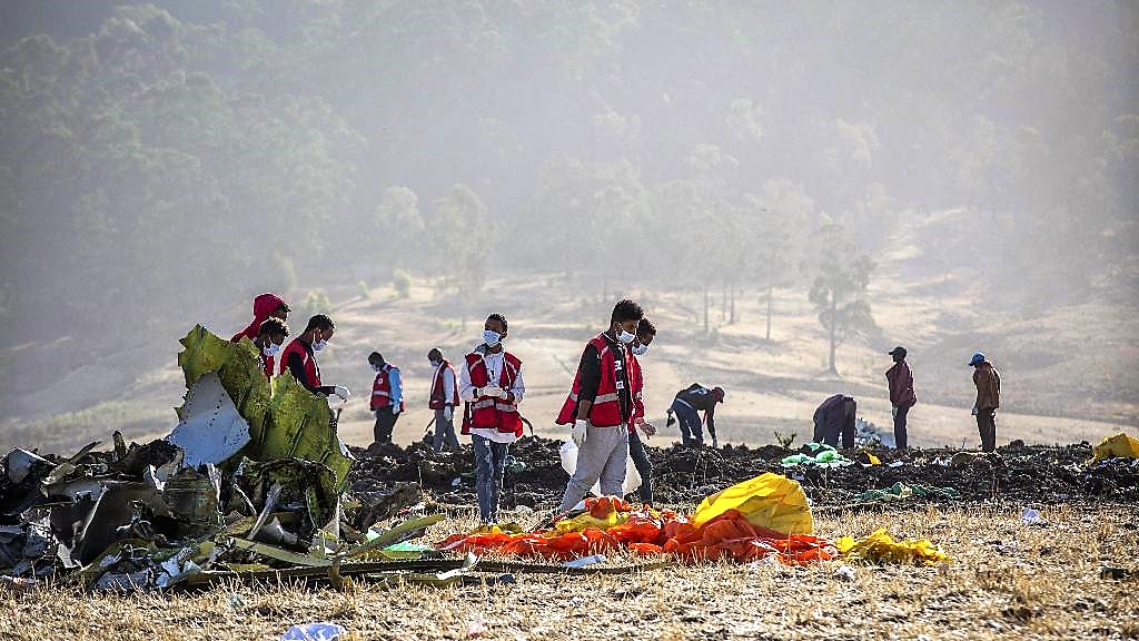 Aereo precipitato in Etiopia, 5 giorni per identificare le vittime. Anche Australia sospende voli Boeing 737 Max