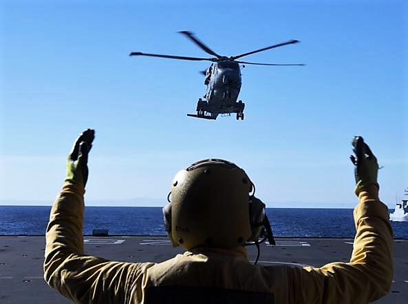 missionesophiamigrantielicottero