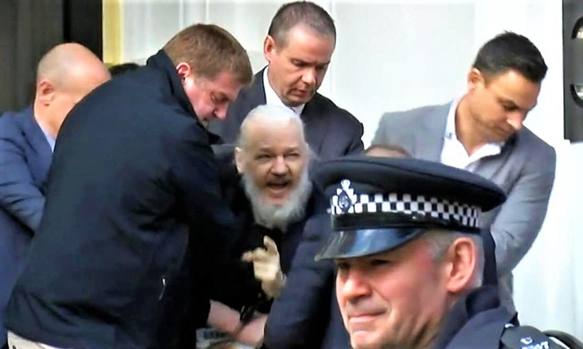 Assange condannato per violazione di cauzione, quasi un anno di carcere