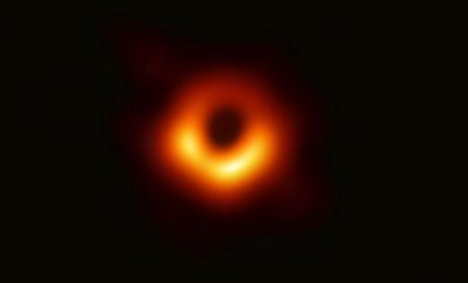 Mostrata al mondo la prima fotografia di un buco nero