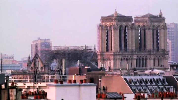 Notre Dame devastata dalle fiamme, ma la struttura ha retto
