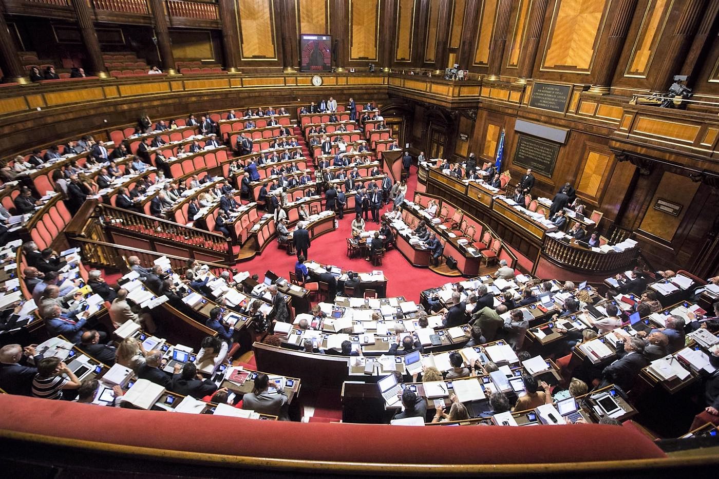 Sì definitivo del Senato, class action è legge. Scontro M5S-Forza Italia