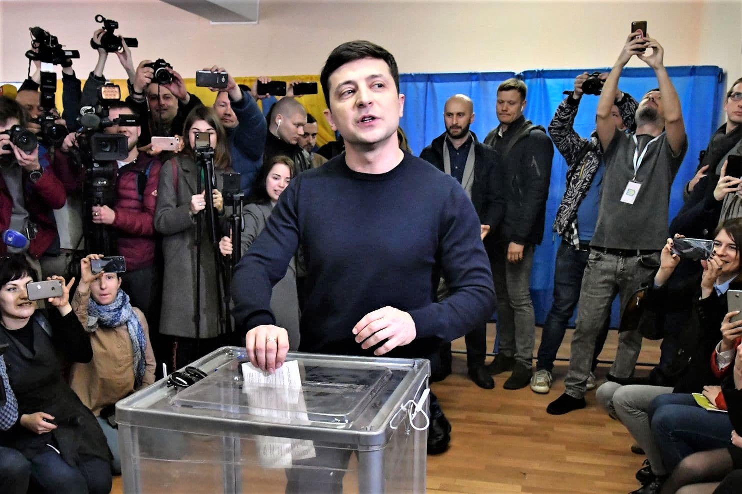 Il comico Zelensky eletto presidente dell’Ucraina: “Non vi deluderò”