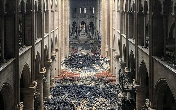 Notre Dame, Procura esclude atto doloso. Macron promette la ricostruzione in cinque anni. Ecco cosa s’è salvato