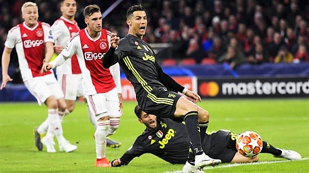 CR7 illude la Juve, Neres tiene vivo l’Ajax