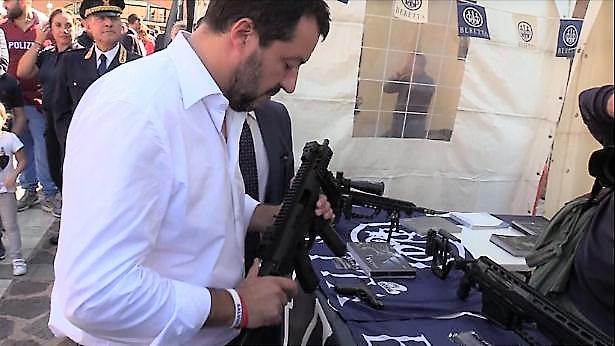 Postata foto di Salvini con mitra, scoppia la polemica