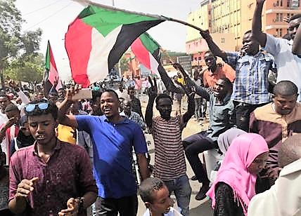 Sudan, festa a Khartoum per dimissioni capo consiglio militare
