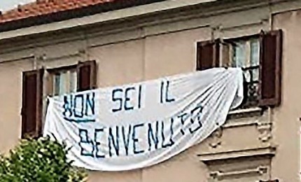 Striscione anti Salvini rimosso da vigili del fuoco, tante polemiche