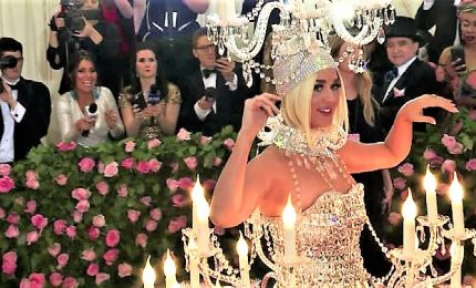 Abiti lampadario e striptease: follie sul red carpet del Met Gala