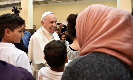 Papa in Bulgaria tra profughi e bambini: migranti croce dell'umanità