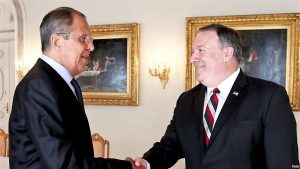 Il ministro degli Esteri russo, Serghei Lavrov, e il segretario di Stato americano, Mike Pomeo