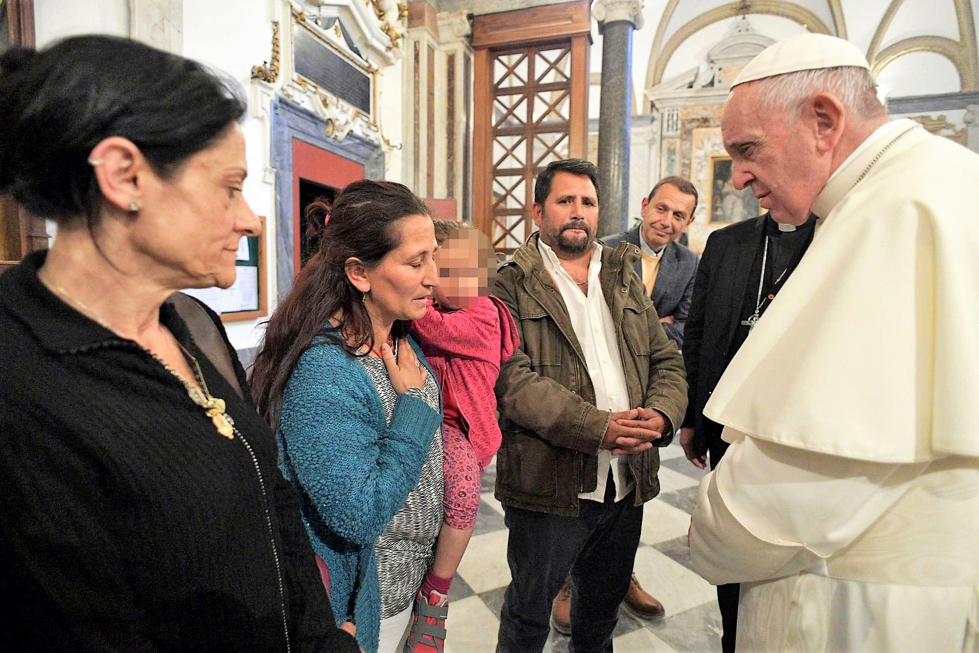 Papa Bergoglio incontra la famiglia rom: “Prego per voi, vi sono vicino”