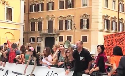 Protesta no-vax a Roma: "Lega e M5S traditori, non vi rivoteremo"