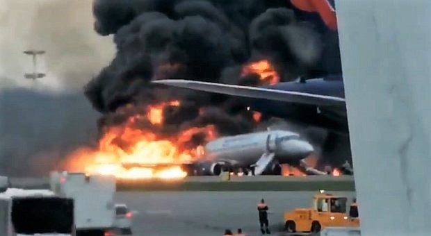 A fuoco aereo Aeroflot dopo atterraggio a Mosca, i morti salgono a 41. E’ già polemica