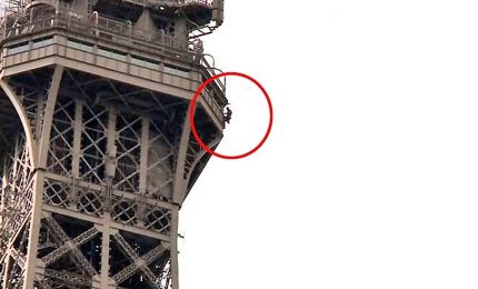 Scala a mani nude la Tour Eiffel, bloccato dopo ore dalla polizia