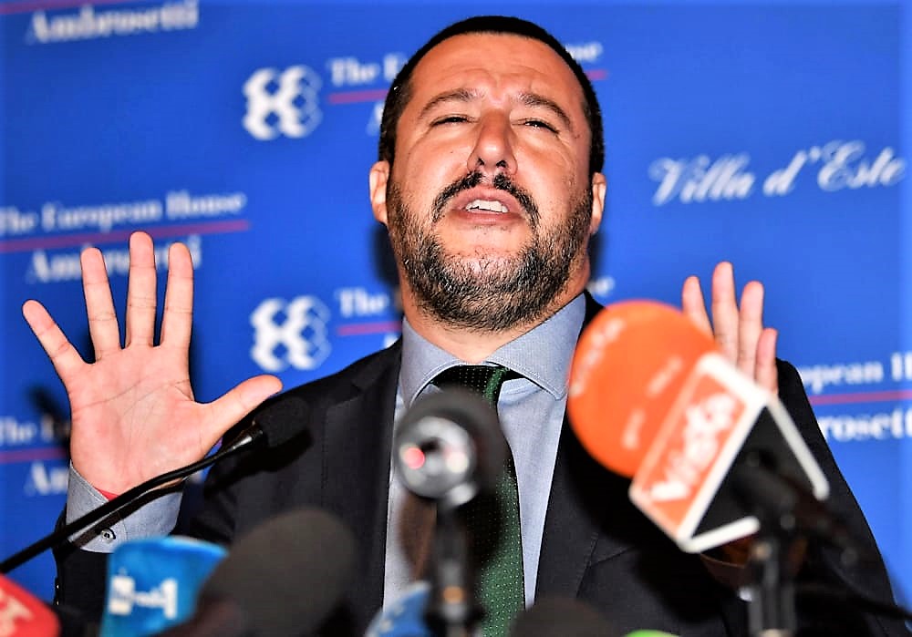Caro Salvini, ora i napoletani non puzzano più?