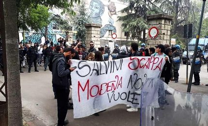 Salvini contestato a Modena, scontri polizia e coro di Bella Ciao