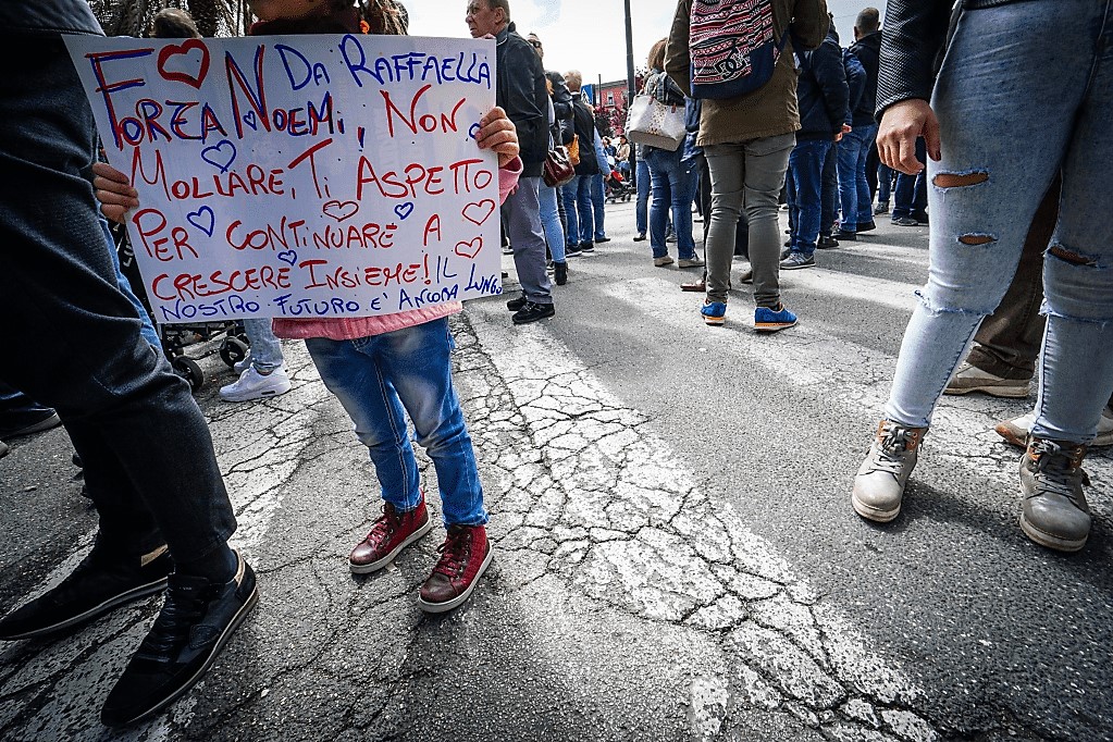 Sparatoria a Napoli: centinaia a sit-in, anche figlio di un boss