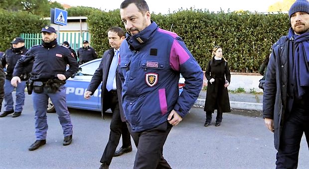 Salvini dichiara “guerra” a cannabis e riaccende lo scontro nel governo