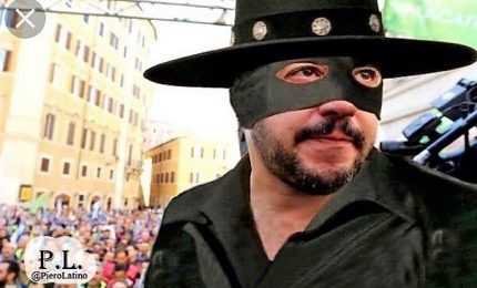 Il libro su Salvini e il pupazzetto Zorro scatenano l'ironia