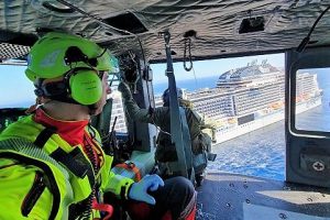Aeronautica/Sardegna, elicottero Aeronautica salva donna su nave da crociera