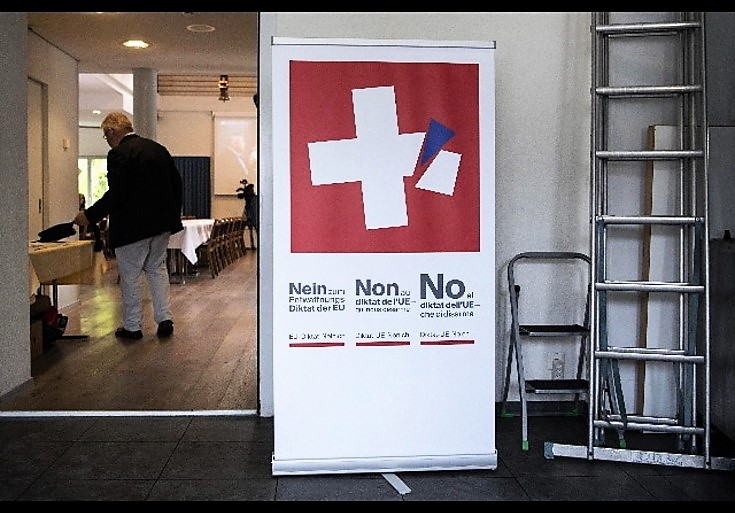 Svizzera, vince il Sì a norme più severe sulle armi