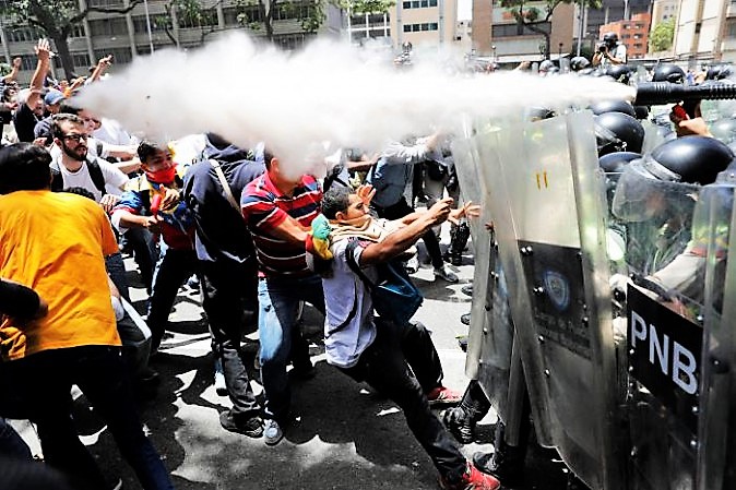 Maduro non molla, sconfitto golpe. E Guaido’ risuona la carica: avanti rivolta