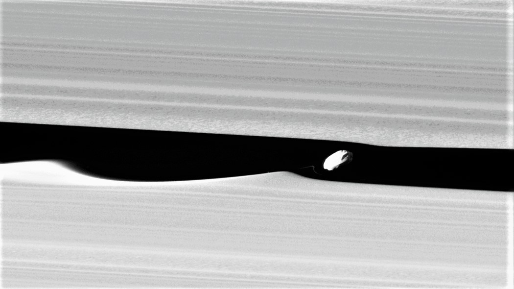 Anelli Saturno inediti, materiale organico e striature da impatto