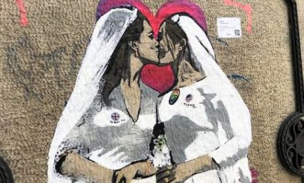Bacio fra Kate e Meghan: il murales di Tvboy per il Milano Pride