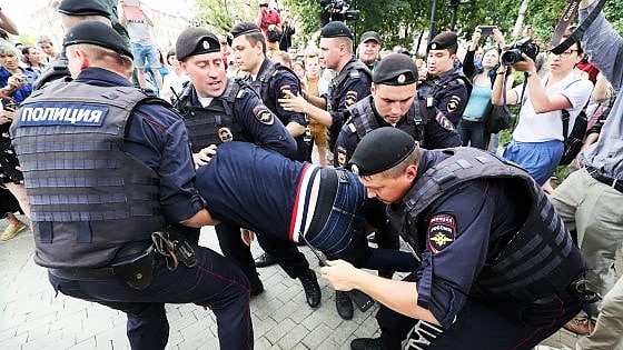 Mosca, pugno duro su marcia per libertà stampa. Oltre 400 fermi, anche Navalny passerà notte in commissariato